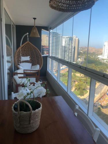 Cette chambre dispose d'une table et offre une vue sur la ville. dans l'établissement Departamento en Costa de Montemar, à Concón