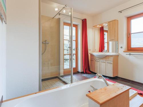 ein Badezimmer mit einer Dusche, einer Badewanne und einem Waschbecken in der Unterkunft Salvenblick in Hopfgarten im Brixental