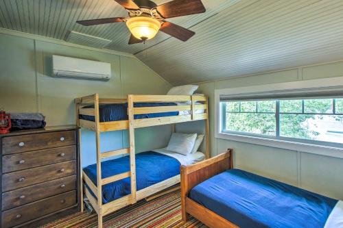 1 dormitorio con literas y ventilador de techo en Charming Cottage on Crystal Lake Fire Pit, Kayaks, en Plymouth
