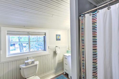 baño con aseo y ventana en Charming Cottage on Crystal Lake Fire Pit, Kayaks, en Plymouth