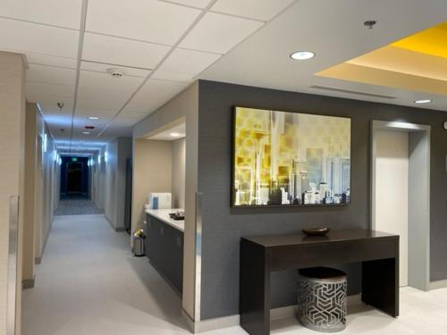 TV a/nebo společenská místnost v ubytování La Quinta Inn by Wyndham Lynnwood