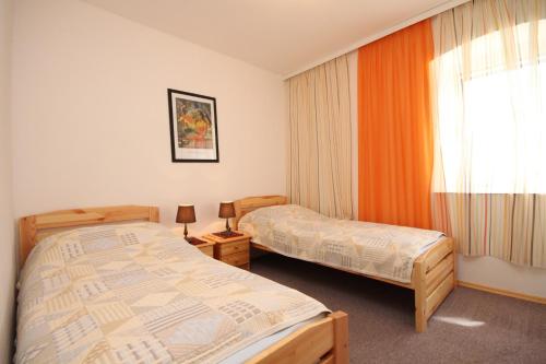 una camera d'albergo con due letti e una finestra di Apartments with a parking space Sali, Dugi otok - 8084 a Sali (Sale)
