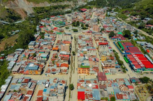 una vista aérea de una ciudad con edificios coloridos en Yacumama Santa Teresa, en Santa Teresa