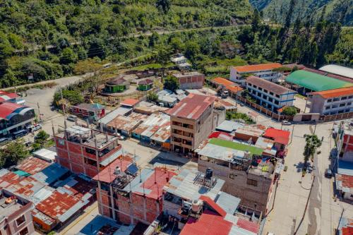 una vista aérea de una ciudad con edificios en Yacumama Santa Teresa, en Santa Teresa
