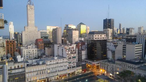 a view of a city skyline with many buildings at Super Centrico Espectaculares Vistas in Buenos Aires