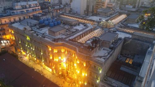 an overhead view of a building with lights on at Super Centrico Espectaculares Vistas in Buenos Aires