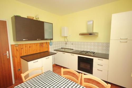 Kuchyňa alebo kuchynka v ubytovaní Apartments by the sea Kraj, Pasman - 333