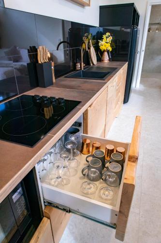 Bruny Island Oceanfront Luxe Cabin with Spaにあるキッチンまたは簡易キッチン