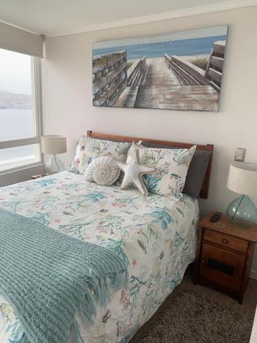 a bedroom with a bed with a starfish on it at Departamento Playa Herradura in Coquimbo