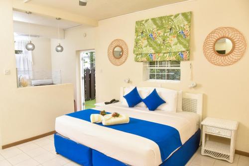 sypialnia z niebiesko-białym łóżkiem w pokoju w obiekcie Melbourne Inn w mieście Christ Church
