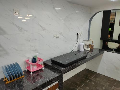 y baño con encimera y secador de pelo. en Three-Bedroom House at Tyara Homestay Sunway, en Petaling Jaya