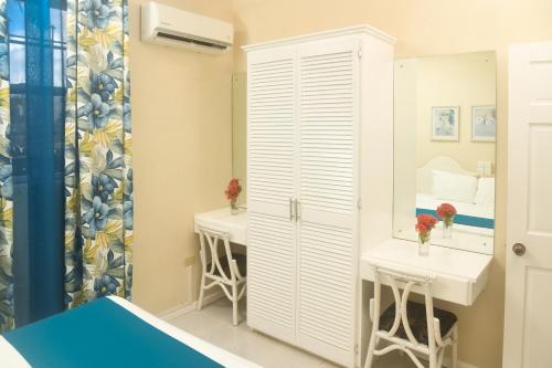 a bathroom with two sinks and a mirror at Melbourne Inn in Christ Church