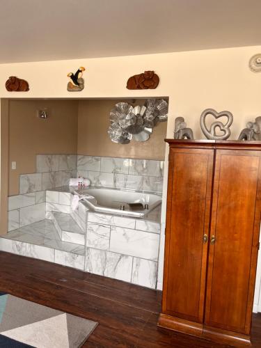 安克拉治的住宿－安克雷奇市區華美達酒店，一间带大理石台面和木制橱柜的浴室