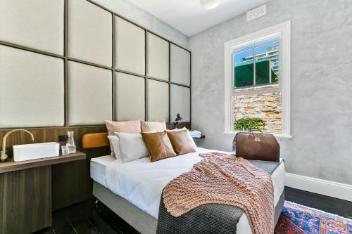 una camera con letto e finestra di Terminus Hotel Pyrmont a Sydney