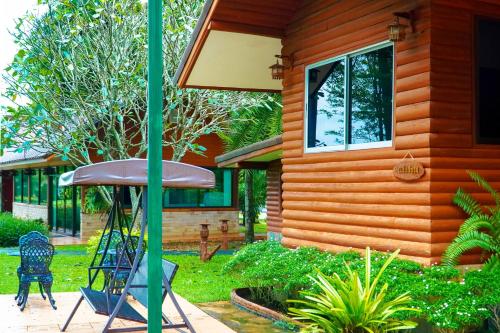a table and chairs in front of a house at ทิพย์วาริน รีสอร์ท เขาใหญ่ in Ban Tha Chang