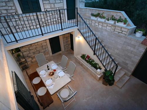 an overhead view of a patio with a table and chairs at House Palma in Selca