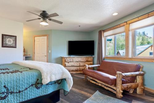 a bedroom with a bed and a flat screen tv at Gateway Inn in Grand Lake