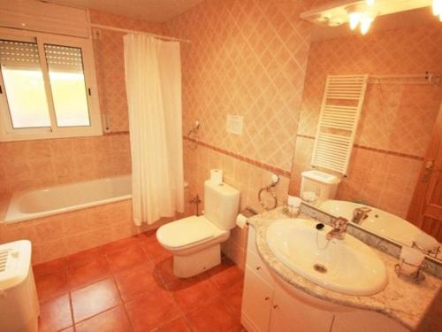 Kúpeľňa v ubytovaní Villa con jardín y piscina privada para 8 personas en Las Tres Calas, cerca de Ametlla de Mar - HISP-217-7