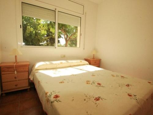 1 dormitorio con cama y ventana en Villa L'Ametlla de Mar, 5 pièces, 8 personnes - HISP-217-7, en L'Ametlla de Mar