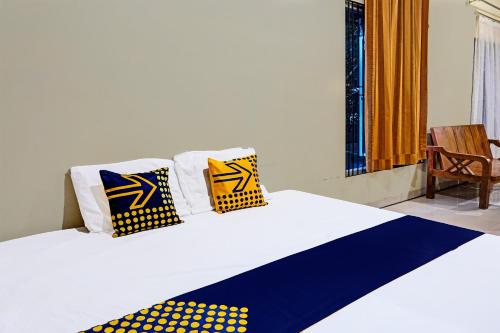 Postel nebo postele na pokoji v ubytování SPOT ON 91756 Alif House Syariah