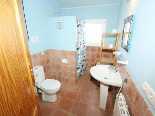 Kúpeľňa v ubytovaní Villa para 8 con Piscina Privada, Jardín y Mini-Golf en L'Ametlla de Mar - HISP-217-16