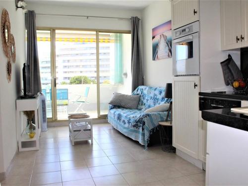 une cuisine et un salon avec un canapé dans l'établissement Bel appartement 3 pièces avec terrasse et parking à Villeneuve-Loubet Plage - FR-1-252A-84, à Villeneuve-Loubet