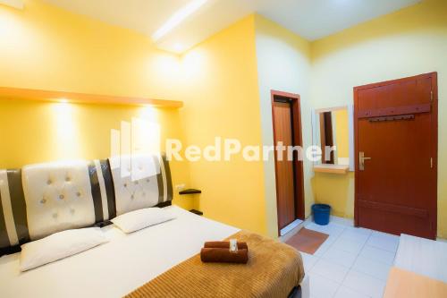 Ένα ή περισσότερα κρεβάτια σε δωμάτιο στο Hatta Guest House Syariah near Hayam Wuruk Jelutung Mitra RedDoorz