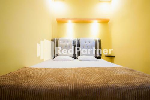 Ένα ή περισσότερα κρεβάτια σε δωμάτιο στο Hatta Guest House Syariah near Hayam Wuruk Jelutung Mitra RedDoorz