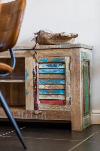 a wooden desk with a shoe on top of it at guesthouse Kamiele bij Lavendine Pure in Genk