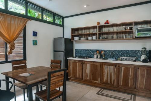 Virtuvė arba virtuvėlė apgyvendinimo įstaigoje El Habita CASA SHAKO