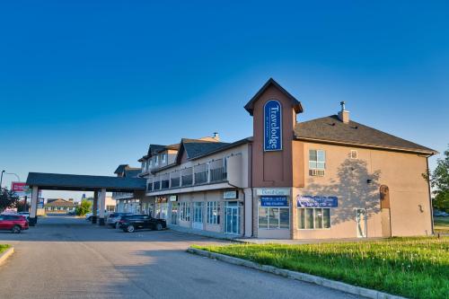 a building on the side of a street at Travelodge by Wyndham Wetaskiwin in Wetaskiwin