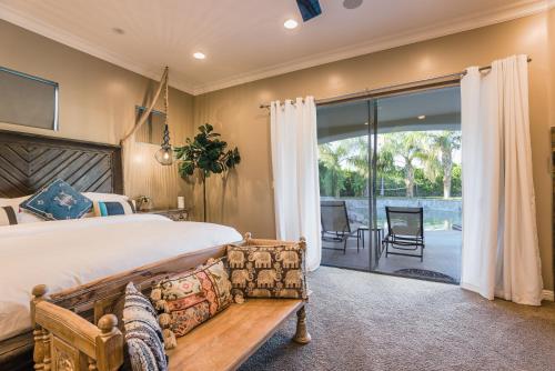 ein Schlafzimmer mit einem großen Bett und einer Terrasse in der Unterkunft Exclusive, Upscale Palm Springs Estate with 5-Star Amenities in Palm Springs