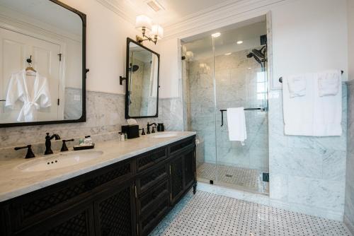 uma casa de banho com um lavatório e um chuveiro em Royal Frenchmen Hotel and Bar em Nova Orleans