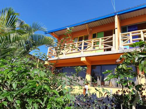 een gebouw met een balkon aan de zijkant bij Hospedaje Rural El Rancho de Amelia y Juancho in Silvania