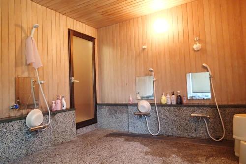豐岡的住宿－ワンコと泊まるジャスミンクリーク，浴室设有2个水槽和2面镜子