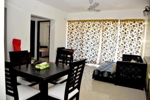 Fotografie z fotogalerie ubytování 2BHK Lake View Apartment v destinaci Lavasa