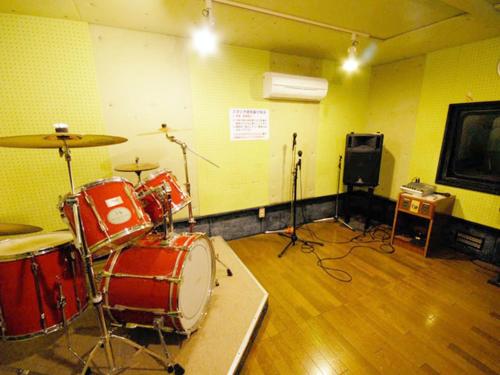 een kamer met een drumstel in een kamer bij olive no sato vingh four eyes shodoshima / Vacation STAY 79065 in Kusakabe