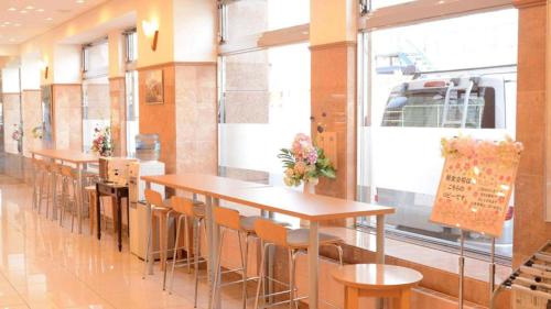 una fila de mesas y sillas en una cafetería en Toyoko Inn Hokkaido Hakodate Ekimae Asaichi en Hakodate