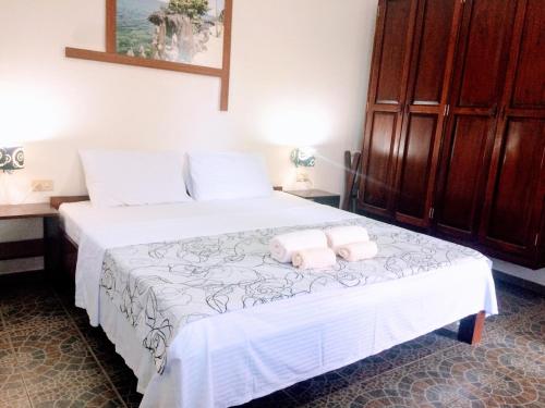 ein Schlafzimmer mit einem Bett mit zwei Handtüchern darauf in der Unterkunft Meili Beach Resort in Alcoy