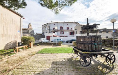 Awesome Home In Villeneuve-Lès-Montréa