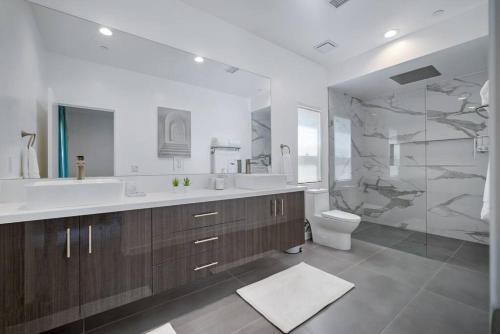 uma casa de banho com um lavatório, um WC e um chuveiro em Modern Desert Oasis – Pool, Spa and Mountain Views em Desert Hot Springs