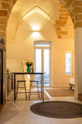 a dining room with a table and a view of the ocean at ELLEMENTS - Luxury Rooms in Brindisi