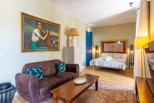 a living room with a couch and a bed at Hotel Albaicín - Auto Check-in in Coín