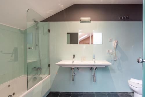 Bilik mandi di Hotel Albaicín