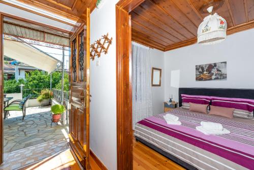 1 dormitorio con 1 cama y balcón en Kouvlaki Effie's Place in Afissos en Afissos