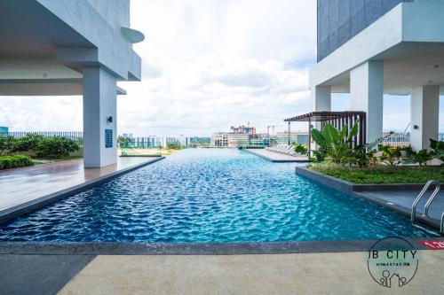 een zwembad in het midden van een gebouw bij Mid Valley Southkey Mosaic by Greatday in Johor Bahru