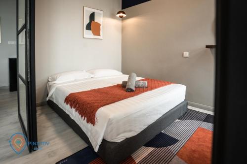 a bedroom with a large bed in a room at Jesselton Quay by Pinstay in Kota Kinabalu