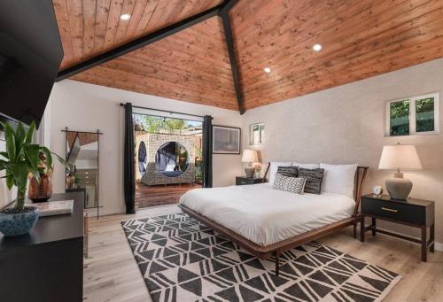 1 dormitorio con 1 cama grande y techo de madera en Tropical Beach Villa with Deck, Spa Walk to Ocean, en Santa Bárbara