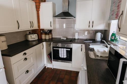 Virtuve vai virtuves zona naktsmītnē HILLSIDE COTTAGE - 3 bed property in North Wales opposite Adventure Park Snowdonia