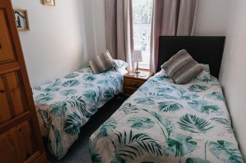 Llit o llits en una habitació de HILLSIDE COTTAGE - 3 bed property in North Wales opposite Adventure Park Snowdonia